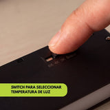 Dedo deslizando el switch de temperatura de luz cálida, neutra, fría y modo smart