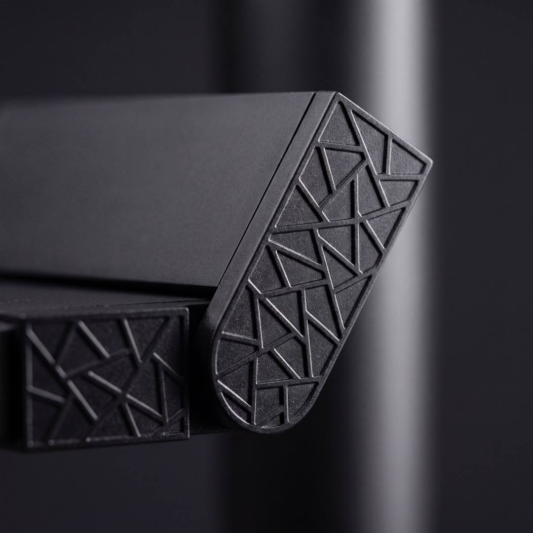 Detalle de tapa con textura diamante del spot LED magnético negro