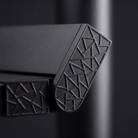 Detalle de tapa con textura diamante del spot LED magnético negro
