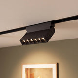 Spot LED magnético articulado en riel 48V dirigiendo la luz