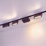 Spots LED magnéticos en riel de techo de sala de estilo minimalista