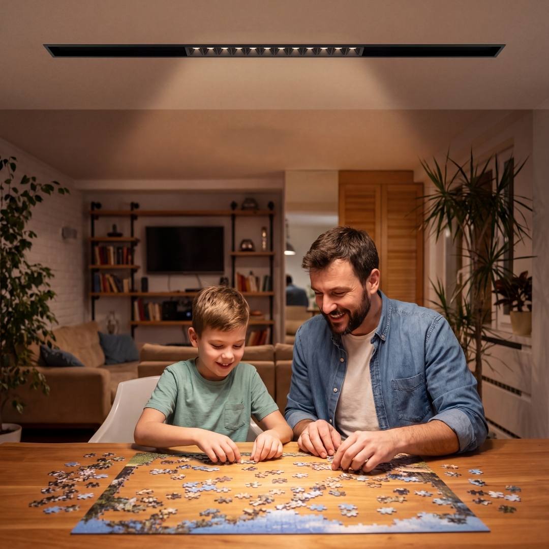 Spot LED de riel iluminando mesa familiar con luz cálida dirigida