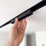 Spot LED magnético grille compacto de 22 cm sostenido en la mano