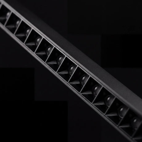 Detalle macro de celdas antideslumbrantes del spot magnético grille negro