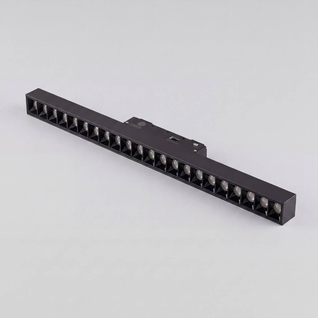 Vista tres cuartos del spot magnético grille negro de aluminio de 44 cm