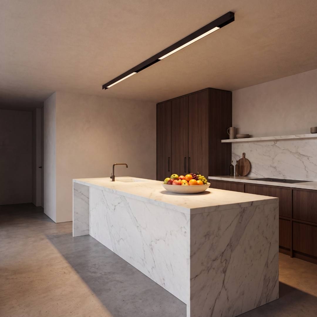 Spot LED magnético lineal iluminando isla de cocina moderna