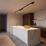 Spot LED magnético lineal iluminando isla de cocina moderna