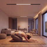 Barra LED magnética iluminando dormitorio moderno con luz cálida continua