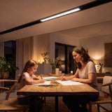 Spot LED lineal creando ambiente nocturno acogedor con luz difusa