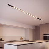 Spot LED lineal encendido en riel magnético empotrado de sala moderna