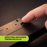 Dedo ajustando el switch de temperatura de luz 3000K 4000K 6000K del spot magnético