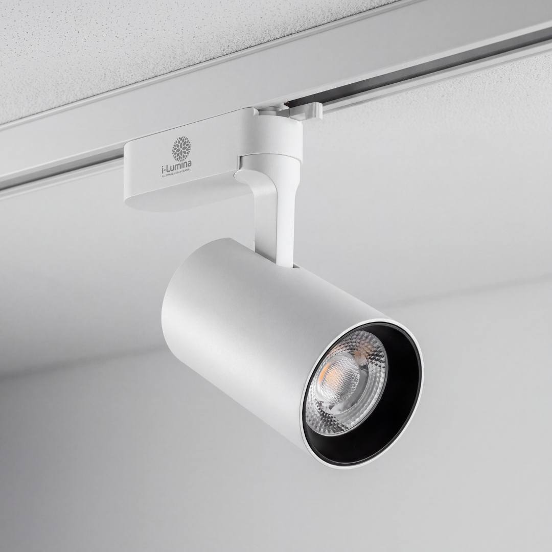 Spot LED en riel con cabezal inclinado 90 grados en posición horizontal