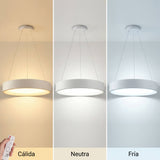 Comparativa de temperaturas de color: luz cálida, neutra y fría en lámpara de techo.