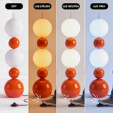 Cuatro variaciones de luz LED desde blanco cálido a blanco frío en lámpara de diseño contemporáneo.