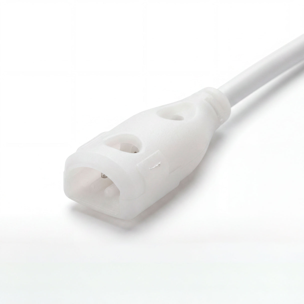 Primer plano de ranura de inserción bipolar que garantiza estabilidad eléctrica y eficiencia lumínica continua.
