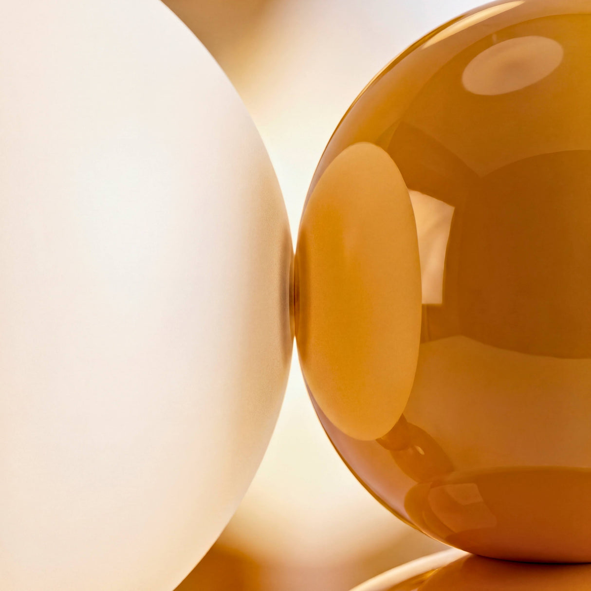 Primer plano de la unión entre la esfera cerámica de acabado brillante y el difusor esférico de luz blanca.