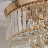 Detalle lateral de los cristales rectangulares y acabado dorado del cuerpo de la lámpara.