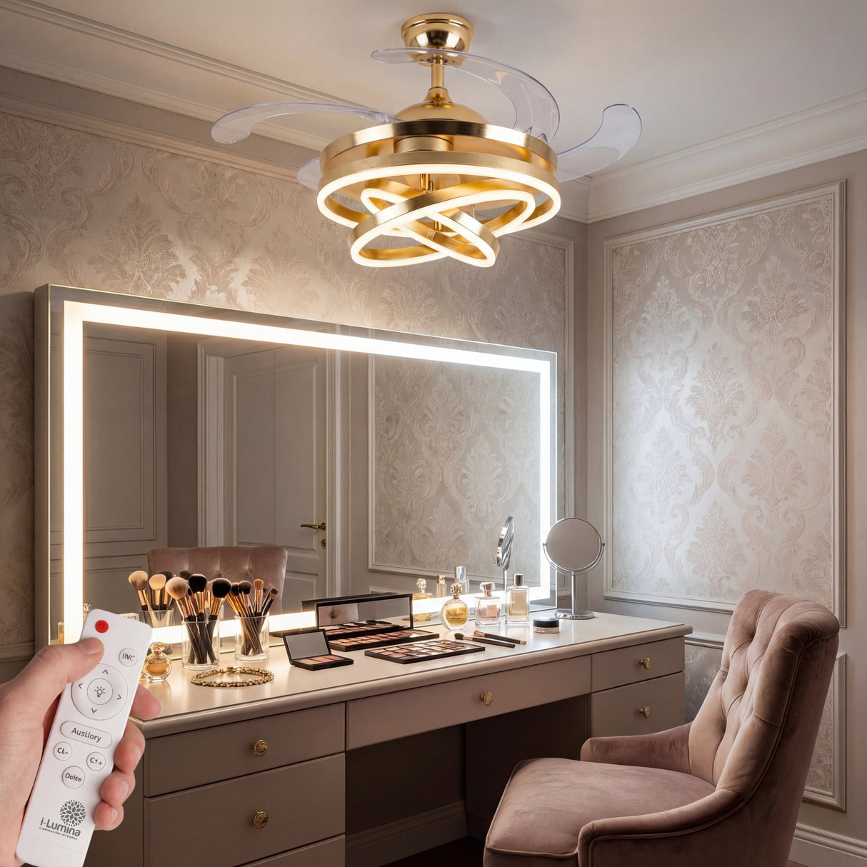 Espejo de maquillaje iluminado por la lámpara ventilador Gold con luz regulable.