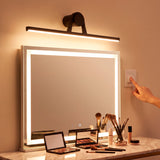 Barra LED superior complementando un espejo con retroiluminación para máxima fidelidad cromática.