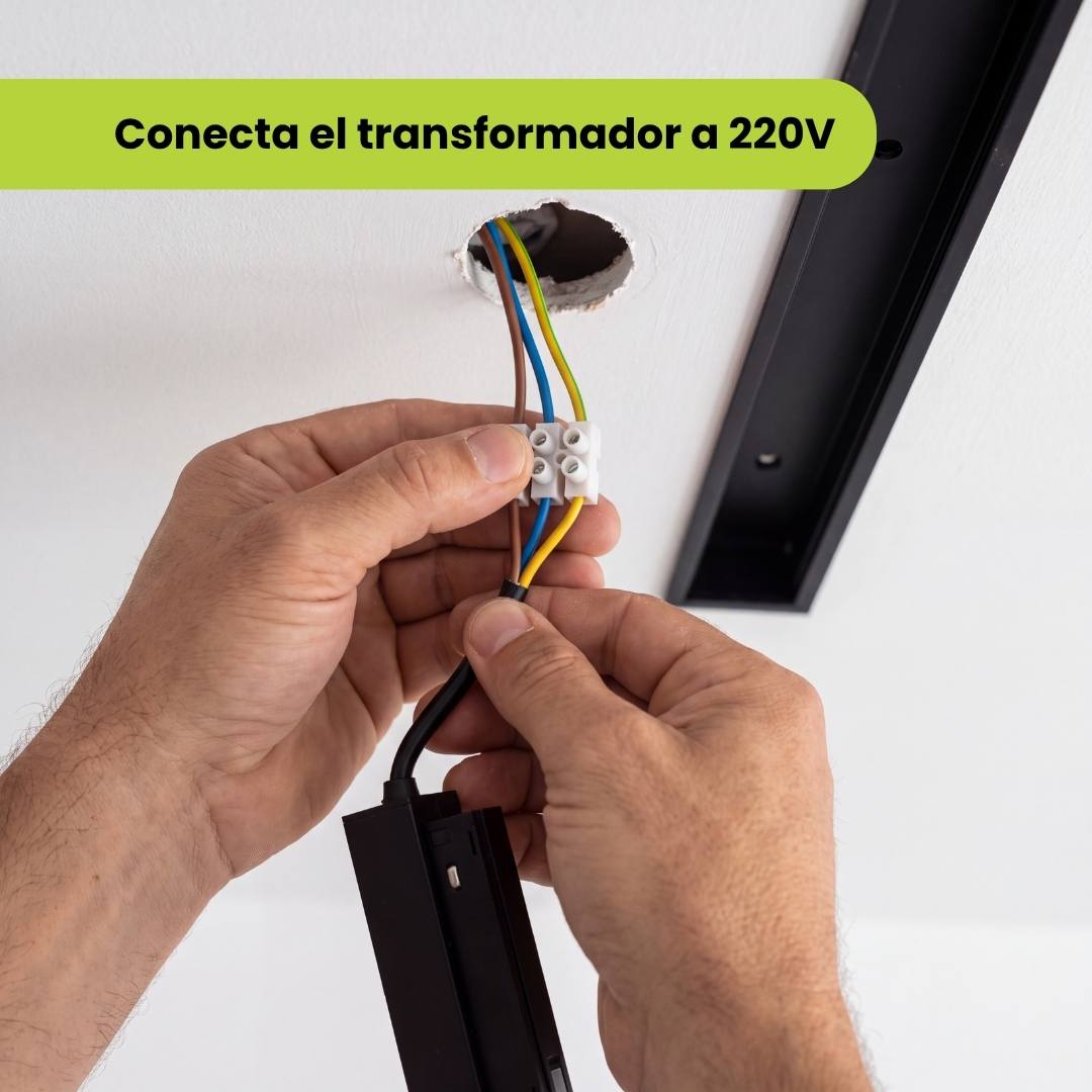 Electricista conecta el transformador magnético a la red eléctrica de 220V