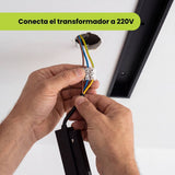 Electricista conecta el transformador magnético a la red eléctrica de 220V