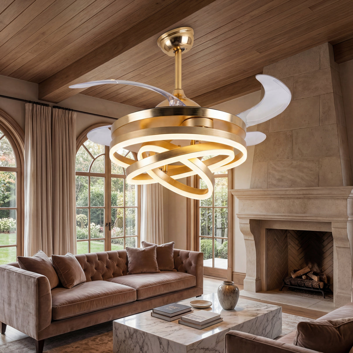 Terraza social techada con ventilador de techo dorado para un ambiente fresco y chic.