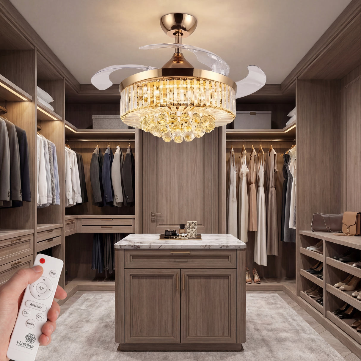 Ventilador de techo retráctil dorado con cristales instalado en vestidor de lujo.