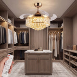 Ventilador de techo retráctil dorado con cristales instalado en vestidor de lujo.