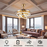 Lámpara ventilador dorada integrada en una sala moderna con amplios ventanales.