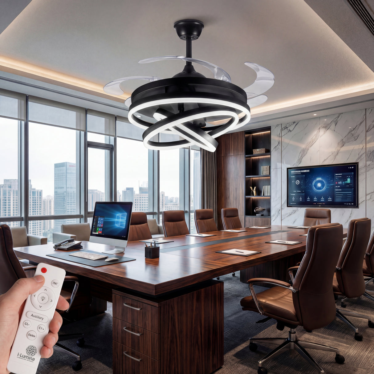 Lámpara ventilador instalada en un ambiente corporativo de alto nivel o sala de juntas.