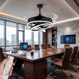 Lámpara ventilador instalada en un ambiente corporativo de alto nivel o sala de juntas.
