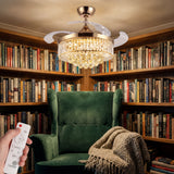 Lámpara ventilador de 30dB instalada en una biblioteca clásica con sillón verde.