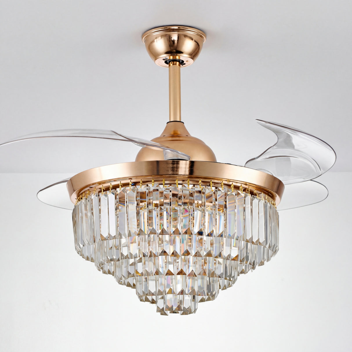 ventilador de techo dorado con aspas transparentes extendidas