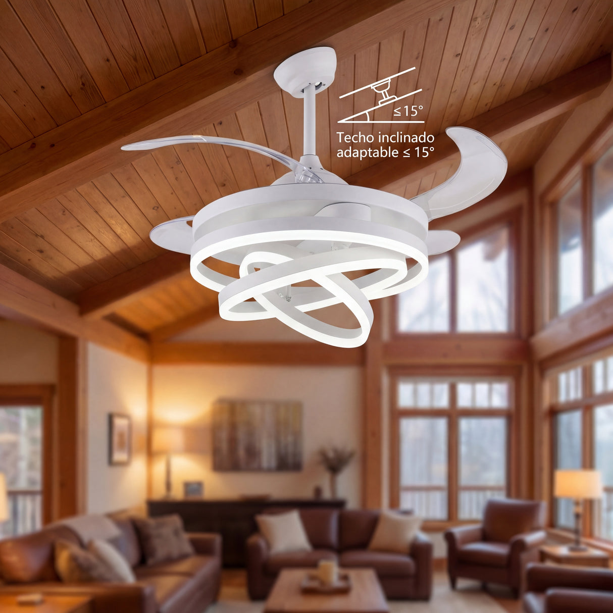 Contraste de ventilador Luxury White en sala con techos de madera y grandes ventanales.