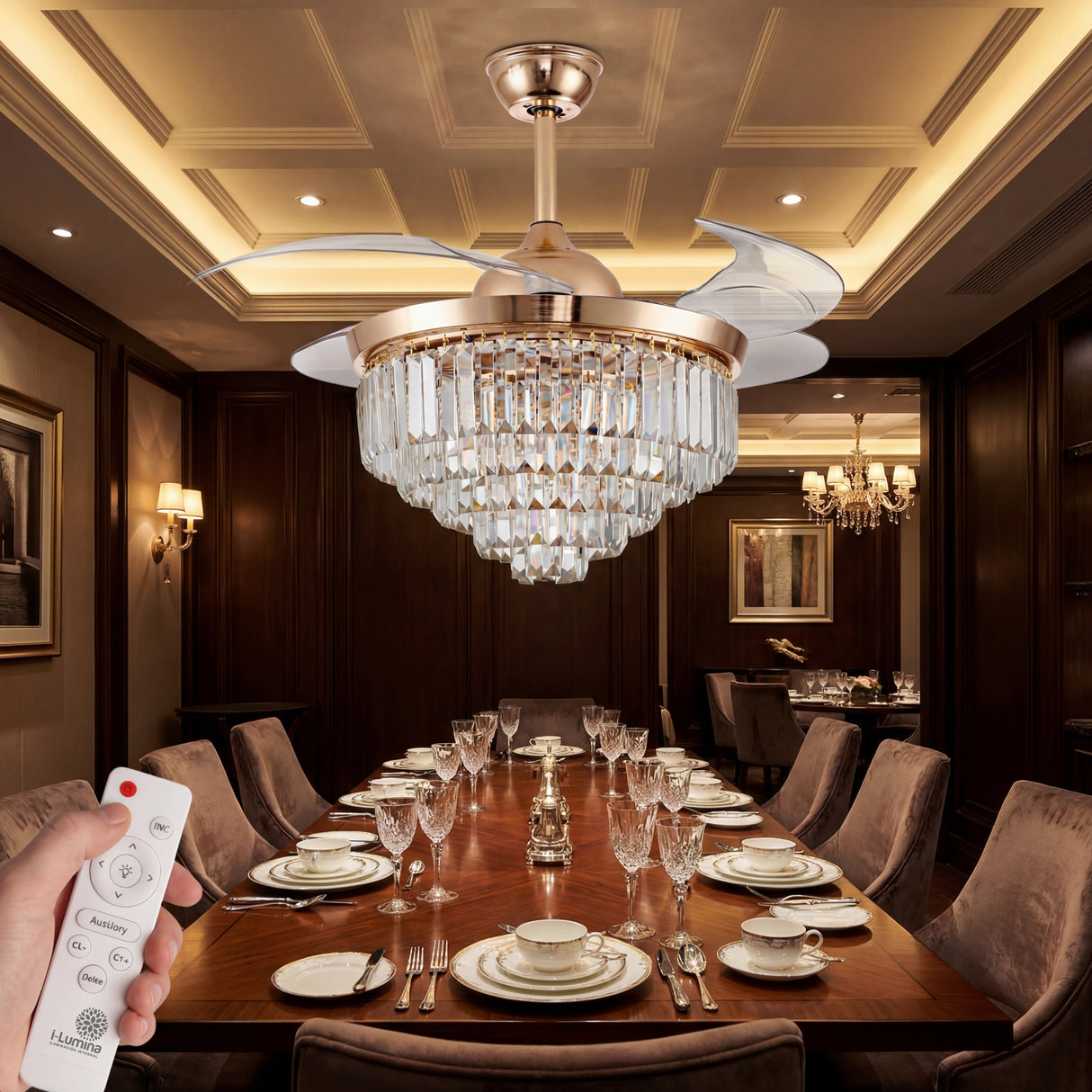ventilador de techo con lampara de cristal sobre mesa de comedor formal