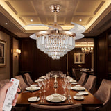 ventilador de techo con lampara de cristal sobre mesa de comedor formal