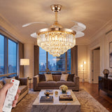 ventilador de techo con cristales acabado oro en sala principal moderna