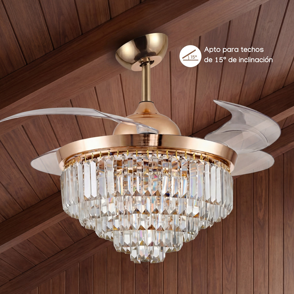 lampara ventilador de cristal instalada en techo de madera elegante