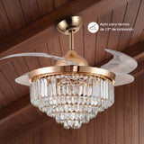 lampara ventilador de cristal instalada en techo de madera elegante