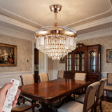 decoracion de comedor clasico con ventilador de techo dorado y cristales