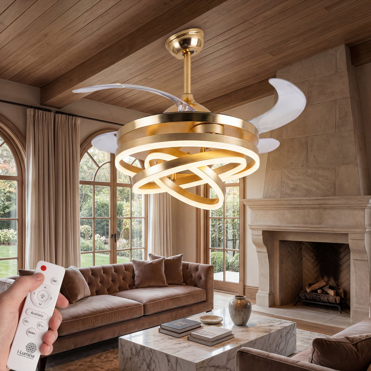 Sala de estar con chimenea decorada con el ventilador retráctil de la serie Luxury Futura.