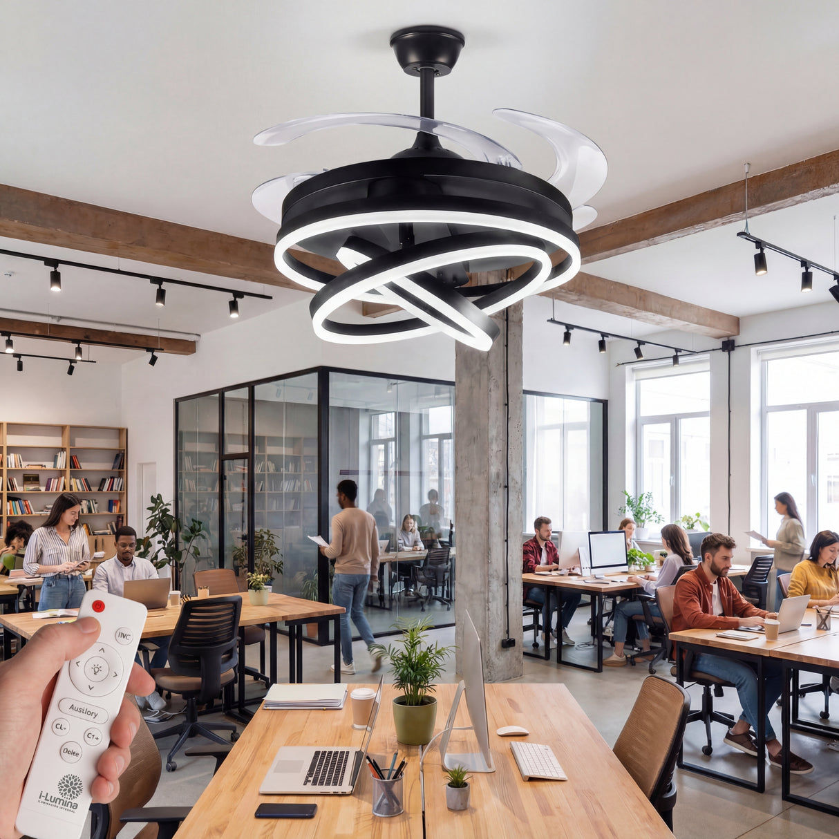 Lámpara ventilador de alta eficiencia instalada en una oficina de trabajo compartido o coworking.
