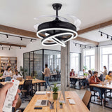 Lámpara ventilador de alta eficiencia instalada en una oficina de trabajo compartido o coworking.