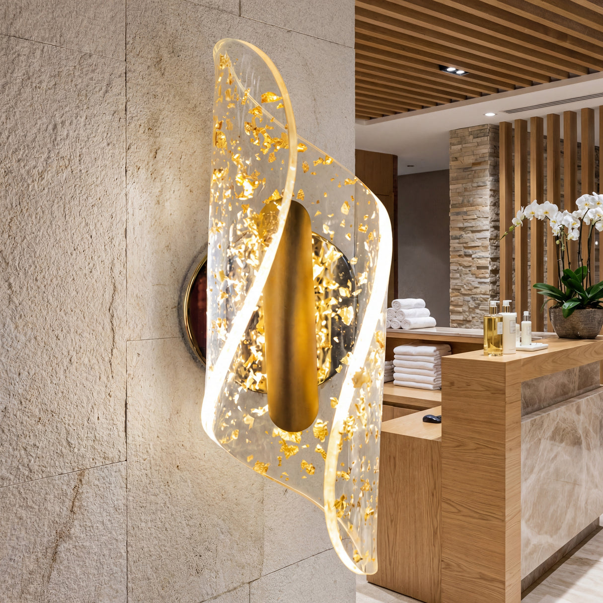 Vista lateral de la lampara Vortex Nebula Gold en la recepcion de un hotel boutique.