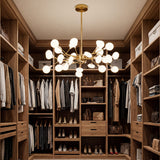Vestidor o walk-in closet iluminado con la elegancia de la lampara Nativa Gold.