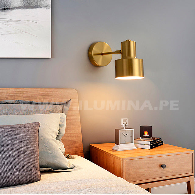 LÁMPARA DE PARED INTERIOR DE COLOR DORADO CON CABEZAL MOVIBLE PARA FOCO E27 PARA INSTALAR EN LAS CABECERAS DE CAMA PARA DEPARTAMENTOS Y PARA INSTALAR EN CABECERAS DE CAMA PARA HOTELES MODERNOS Y LUJOSOS. VENTA DE LÁMPARAS DE PARED MINIMIALISTAS EN SURQUILLO EN LIMA EN PERU. LAMPARAS ILUMINA PARA CABECERAS DE CAMA