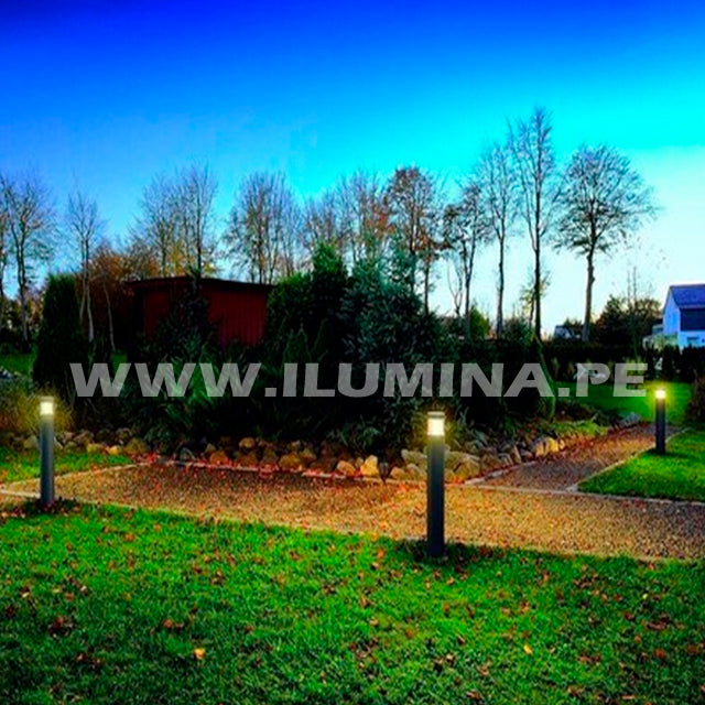 Lámpara bolardo tipo poste de metal con policarbonato para foco LED e27. Lámpara de piso para exterior de jardin. Lámpara de piso para iluminar veredas y fachadas. Lámparas LED de exterior para piso de hoteles para oficinas y para jardín. Lamparas tipo pedestal para iluminar jardin y macetas.