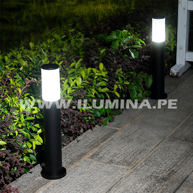 Lámpara bolardo tipo poste de metal con policarbonato para foco LED e27. Lámpara de piso para exterior de jardin. Lámpara de piso para iluminar veredas y fachadas. Lámparas LED de exterior para piso de hoteles para oficinas y para jardín. Lamparas tipo pedestal para iluminar jardin y macetas.