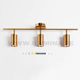 Lámpara para poner encima del espejo del baño. Lámpara de tres luces direccionables para iluminar cuadros en color dorado con sockets gu10. Venta de luminaria orientable de tres luces para dicroico LED en gu10. Lámpara de techo dirigible con cabezal orientable para luces LED. Venta de lámparas de techo en Lima en Perú.